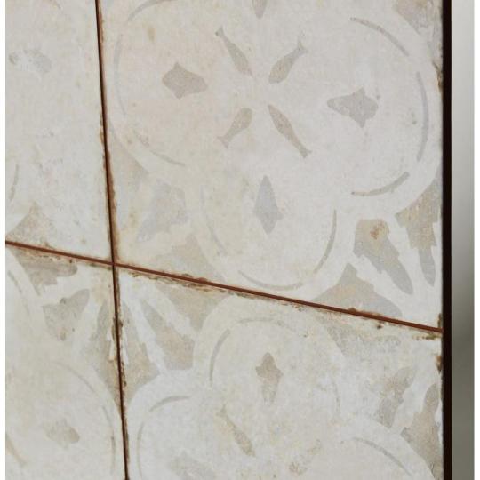 cementlap hatasu mediterran vilagos feher jarolap vintage burkolat csempe mintas padlolap padloburkolat sotet mintas nappali patinas konyha rusztikus anntikolt regies burkolatok lameridiana lakbernedezes.jpg